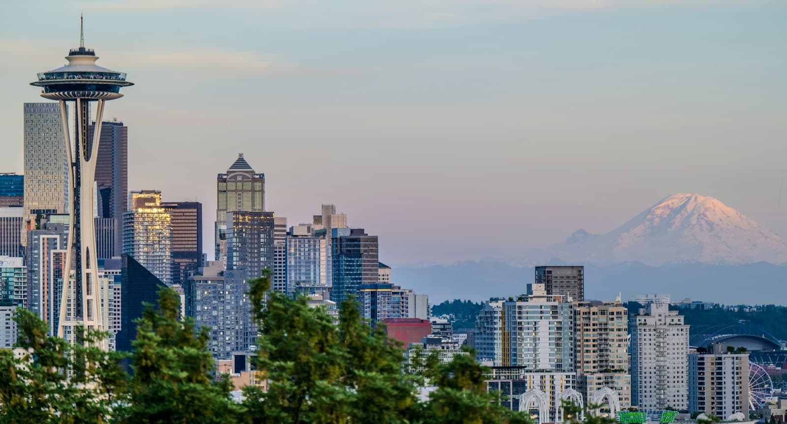 Seattle skyline with Mount Rainier in the distance